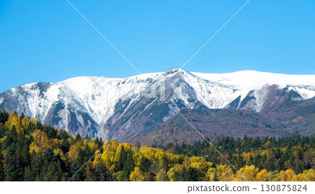 從北海道國道273號線眺望大雪山連峰的秋日風景 130875824