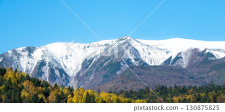 從北海道國道273號線眺望大雪山連峰的秋日風景 從北海道國道273號線眺望大雪山連峰的秋日風景 130875825