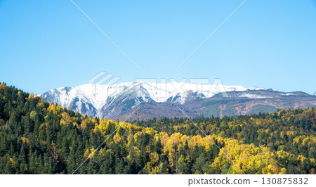 從北海道國道273號線眺望大雪山連峰的秋日風景 從北海道國道273號線眺望大雪山連峰的秋日風景 130875832