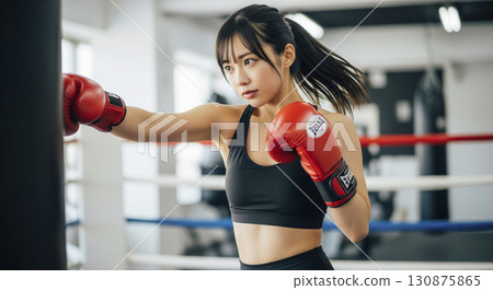 女人打沙袋 130875865