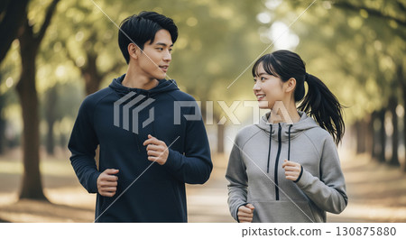 清晨跑步的男女 130875880