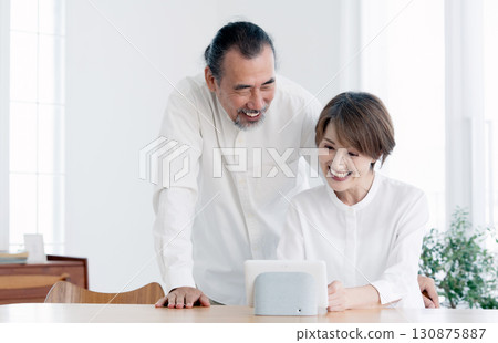 一對老年夫婦正在使用 DX 服務 130875887