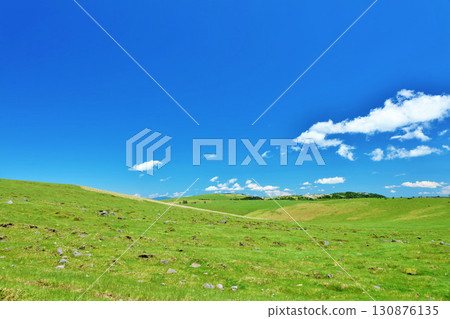 Nagano Prefecture, Utsukushigahara Plateau, blue sky farm scenery 130876135