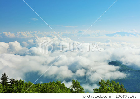 長野縣美原高原的藍天和雲海 130876163