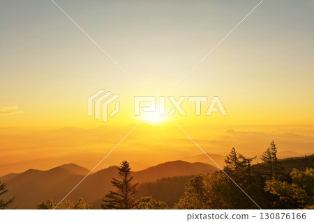 The sun at dawn from the Utsukushigahara Plateau in Nagano Prefecture 130876166
