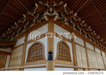 支撐日本傳統寺廟和神社屋簷樑的日式建築木材和支架 2 130876173