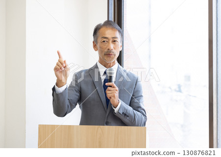 資深商人進行演講 130876821