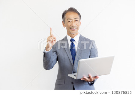 使用膝上型計算機的老人 使用膝上型計算機的老人 130876835