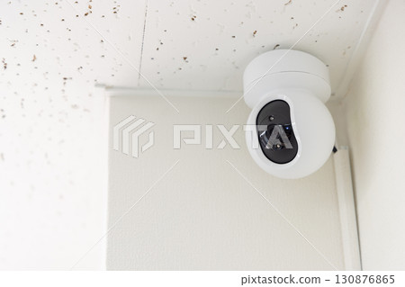天花板安裝的安全攝影機 130876865