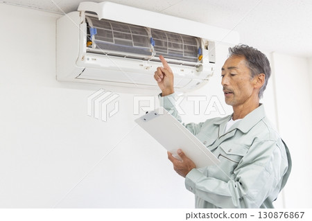 檢查冷氣機的高級男修理工 130876867