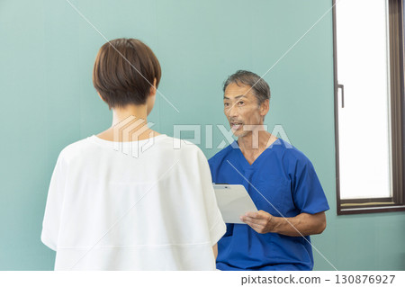 整骨醫師和病人 130876927