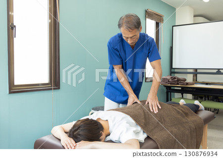 整骨醫師和病人 130876934