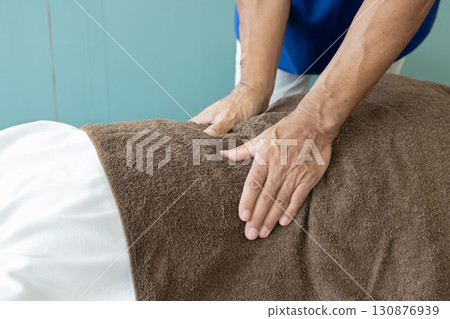 整骨醫師和病人 130876939