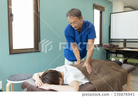 整骨醫師和病人 130876941