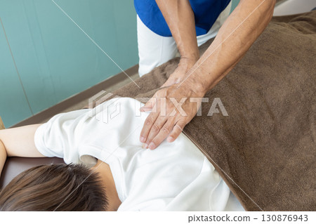 整骨醫師和病人 130876943