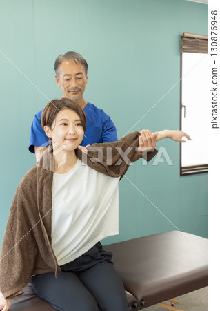 整骨醫師和病人 整骨醫師和病人 130876948