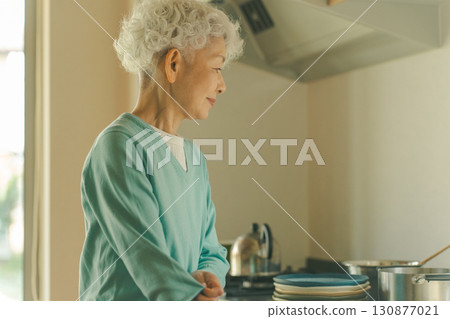 老年人自己做飯 130877021
