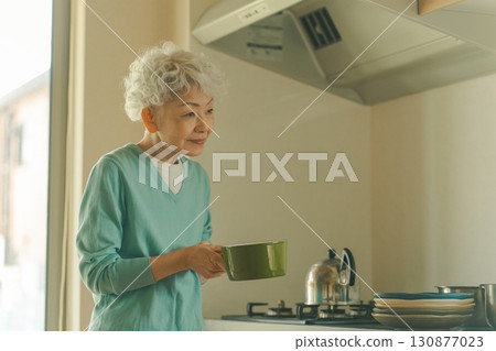 老年人自己做飯 130877023