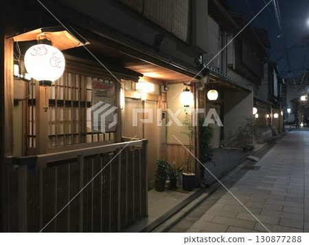 京都藝伎區宮川町的夜晚 130877288