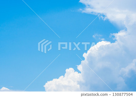 夏日天空：湛藍的天空與蓬鬆的雲 07 130877504