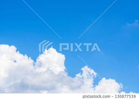 夏日藍天和夏日雲彩在陽光下閃耀 43 130877539