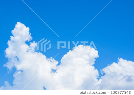 夏日藍天和夏日雲彩在陽光下閃耀 52 夏日藍天和夏日雲彩在陽光下閃耀 52 130877548