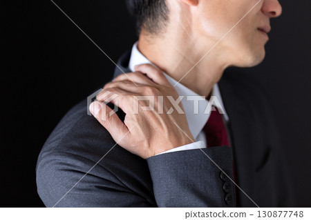 身穿西裝的中年男性商人患有肩膀僵硬 130877748