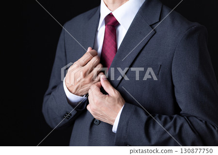 一位身穿西裝的中年男性商人正在打扮自己 130877750