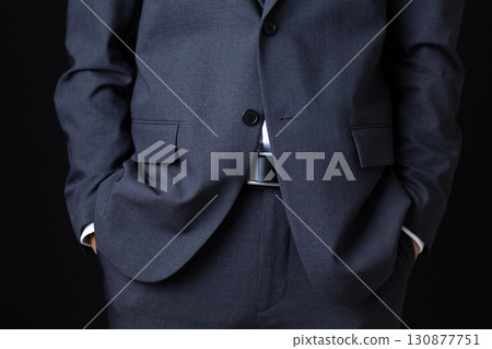 中年男性商人把手插進西裝口袋 130877751