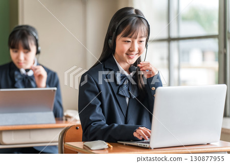 穿著校服的小學、國中和高中女生使用電腦上課 穿著校服的小學、國中和高中女生使用電腦上課 130877955