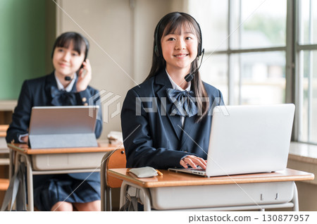 穿著校服的小學、國中和高中女生使用電腦上課 130877957