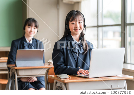穿著校服的小學、國中和高中女生使用電腦上課 130877958