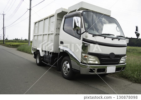 一輛深自卸卡車停在路邊 130878098