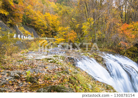 照羽峽被美麗的秋色所籠罩 130878154