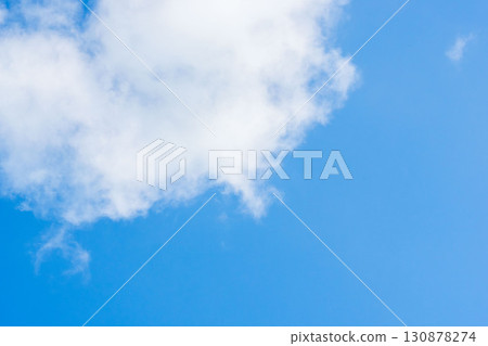 夏日藍天和夏日雲彩在陽光下閃耀 108 夏日藍天和夏日雲彩在陽光下閃耀 108 130878274