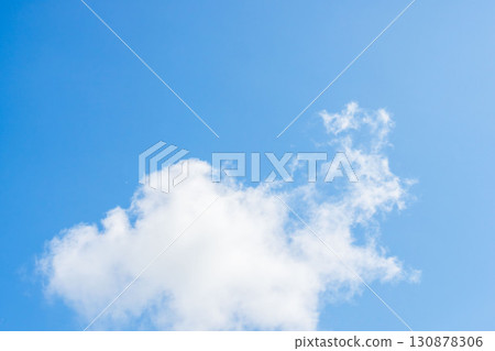 夏日藍天和夏日雲彩在陽光下閃耀 139 夏日藍天和夏日雲彩在陽光下閃耀 139 130878306