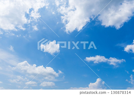 夏日藍天和夏日雲彩在陽光下閃耀 152 130878314