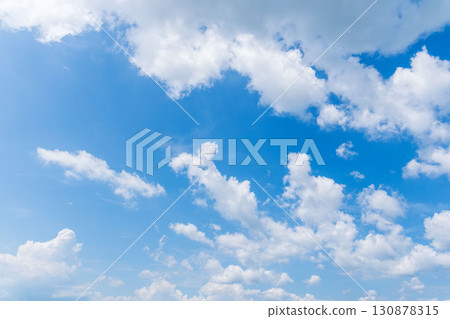 夏日藍天和夏日雲彩在陽光下閃耀 153 夏日藍天和夏日雲彩在陽光下閃耀 153 130878315