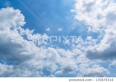 夏日藍天和夏日雲彩在陽光下閃耀 156 夏日藍天和夏日雲彩在陽光下閃耀 156 130878318