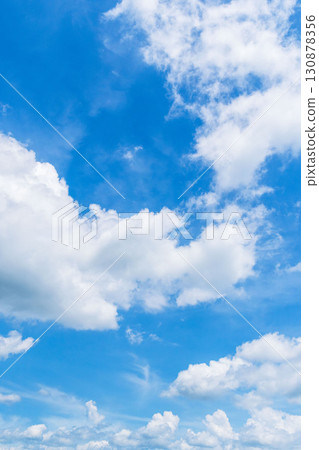 夏日藍天和夏日雲彩在陽光下閃耀 194 夏日藍天和夏日雲彩在陽光下閃耀 194 130878356