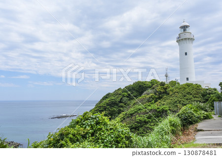 鹽崎燈塔矗立在海岸邊的一座小山上 130878481