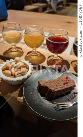 精釀啤酒品嚐比較、煙燻堅果和自製巧克力凍糕 精釀啤酒品嚐比較、煙燻堅果和自製巧克力凍糕 130878567