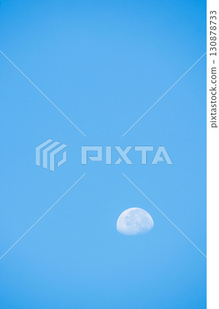 初夏的天空中飄浮著一輪潔白的月亮 16 初夏的天空中飄浮著一輪潔白的月亮 16 130878733