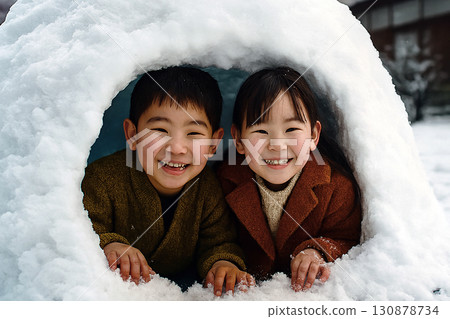 昭和時代的場景：孩子在雪屋玩耍 130878734