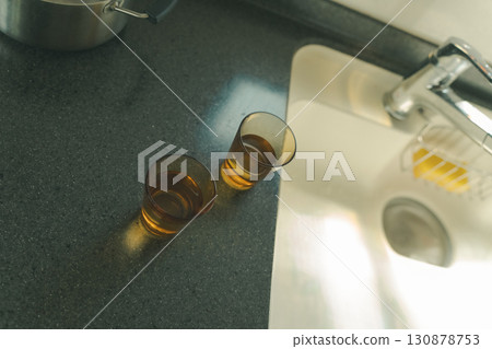 廚房裡的一杯水 廚房裡的一杯水 130878753