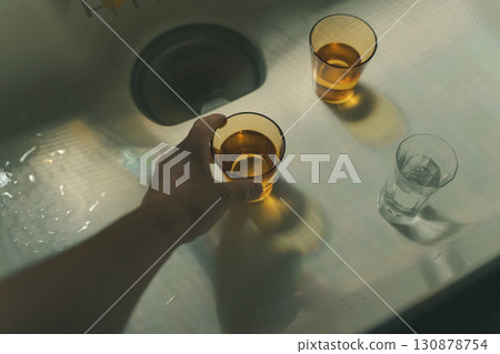水槽裡的一杯水 130878754