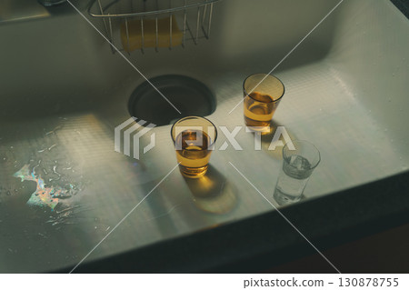 水槽裡的一杯水 水槽裡的一杯水 130878755