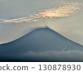 黎明時的富士山與雲彩 130878930