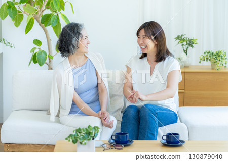 好朋友和父母在客廳放鬆 好朋友和父母在客廳放鬆 130879040
