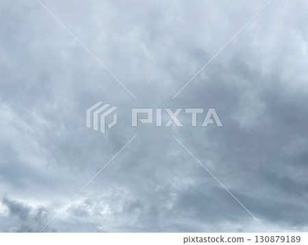 背景影像 3：灰色多雲的天空覆蓋著雨雲 130879189